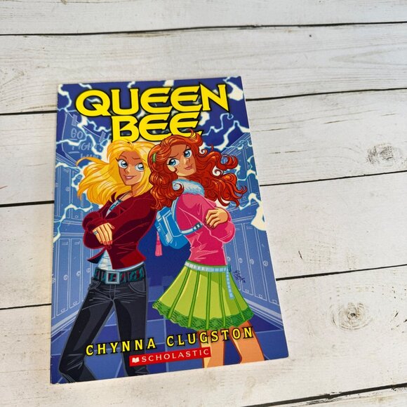 Queen Bee by Chynna Clugston Graphic Novel Scholastic Graphix 2005 PB - Picture 1 of 9